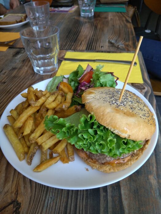 Burger-frites-salade