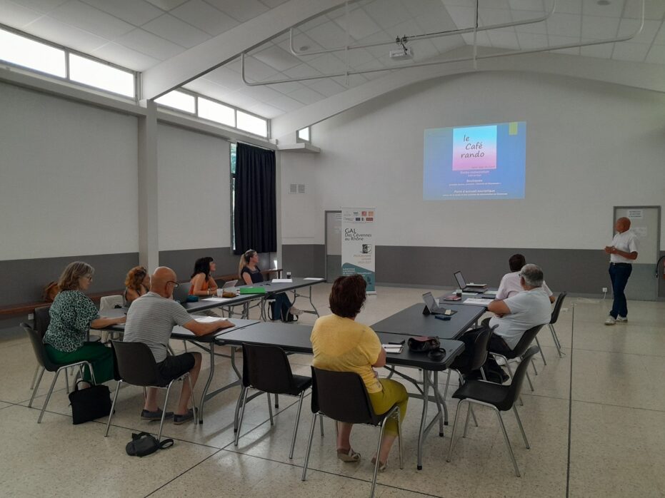 Présentation du dossier de Café Rando à Saint-Jean-du-Gard en réunion du 12 juin